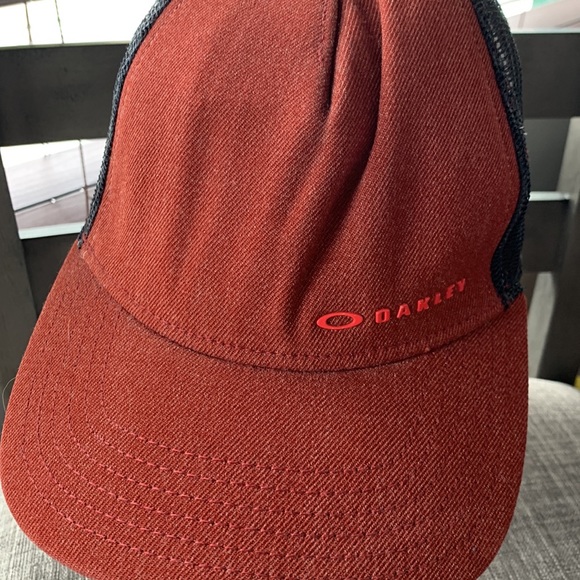 Men’s Oakley Red with Black Mesh SnapBack hat - Picture 4 of 5